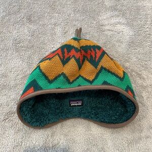 EUC 0-3M Patagonia Baby Beanie in Reversible Colorful Zigzag Print/Teal Fleece